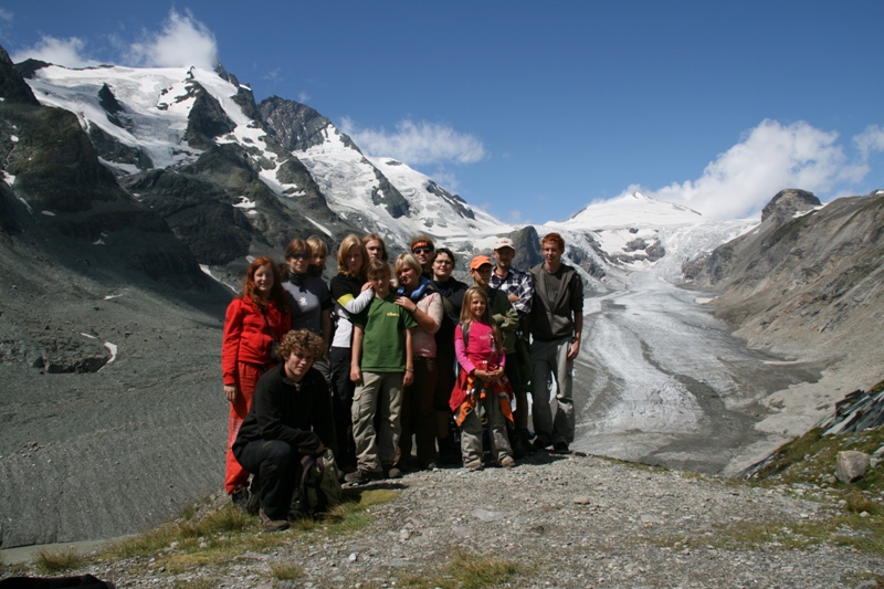 Skupinové foto s ledovcem (vpravo)