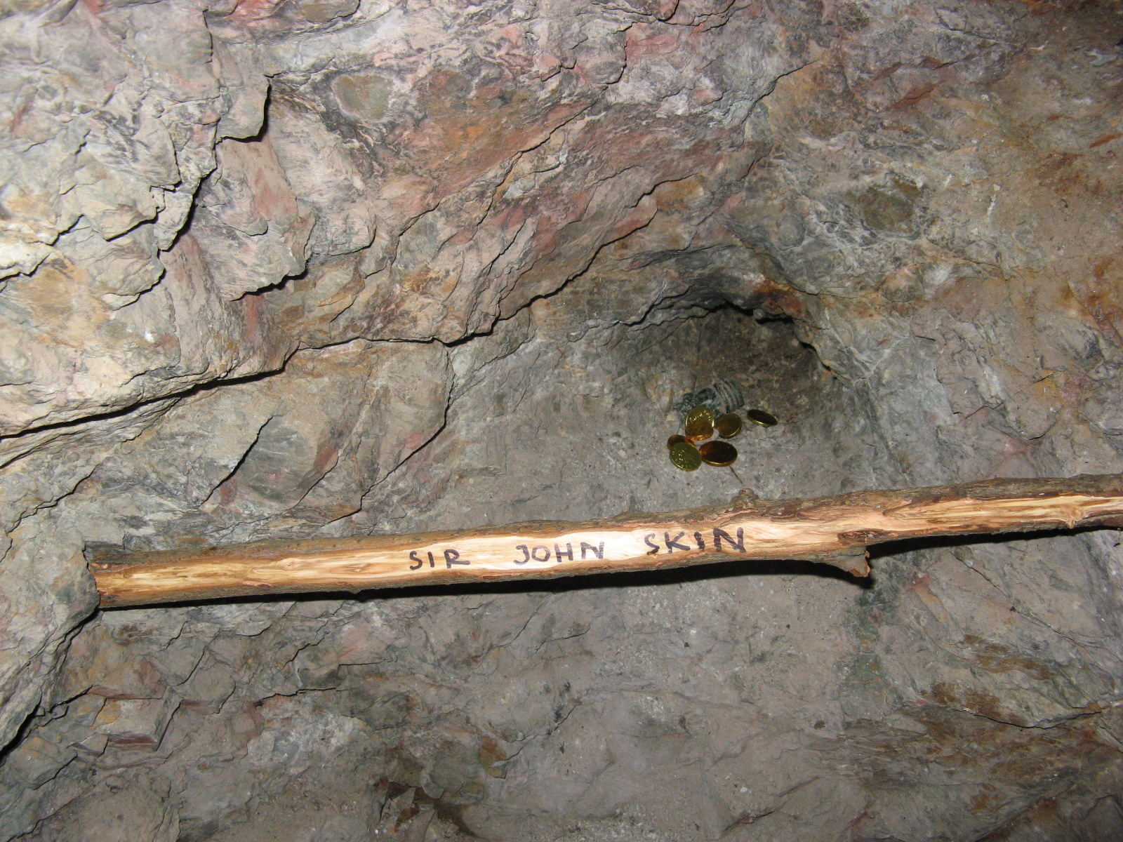 Část pokladu v jeskyni sira Johna Skina